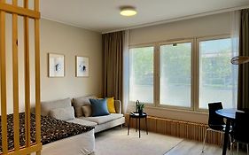 Cozy City Apartment - Car Parking - Queen Bed - Wifi